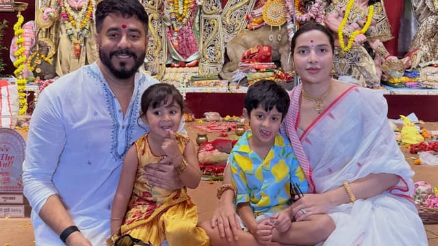 সন্তানদের নিয়ে দুর্গাপূজা উদযাপনে রাজ-শুভশ্রী, ‘আমার ছোট্ট একটা পৃথিবী’
