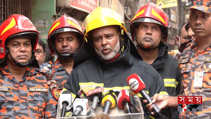 চকবাজারে ফের আগুনের আশঙ্কায় পানি দেয়া অব্যাহত রেখেছে ফায়ার সার্ভিস