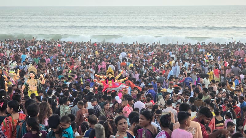 কক্সবাজার সৈকতে প্রতিমা বিসর্জনে সম্প্রীতির বন্ধন