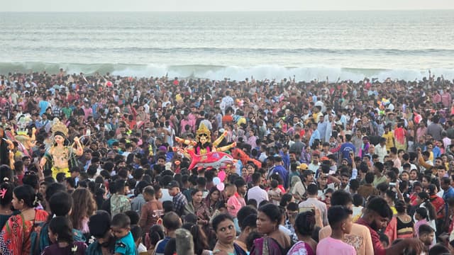 কক্সবাজার সৈকতে প্রতিমা বিসর্জনে সম্প্রীতির বন্ধন