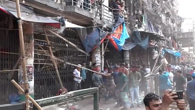 গুলিস্তানে ডিএসসিসির অভিযান: ফুটপাত থেকে শতাধিক দোকান উচ্ছেদ