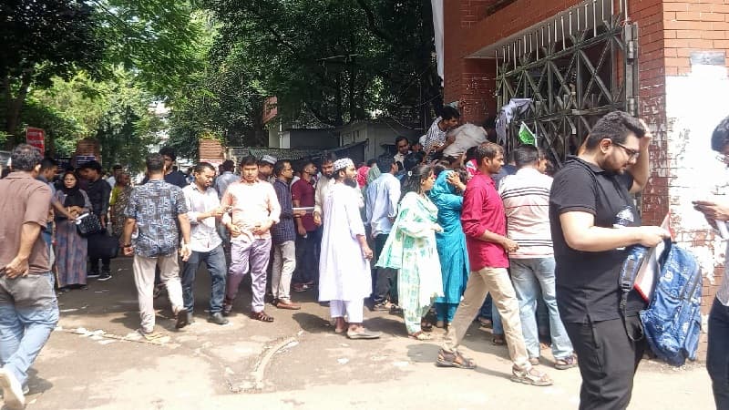 নিয়োগ পরীক্ষার প্রশ্নফাঁস: রাজধানীর বিভিন্ন সড়কে চাকরিপ্রার্থীদের বিক্ষোভ