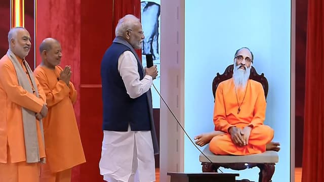 ৩৩ বছর আগে প্রয়াত চিন্ময়ানন্দের ‘হলোবটের’ কাছে আশীর্বাদ চাইলেন মোদি!