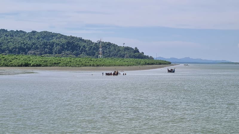 নাফ নদীতে ভাসমান নৌকায় গুলিবিদ্ধ মরদেহ