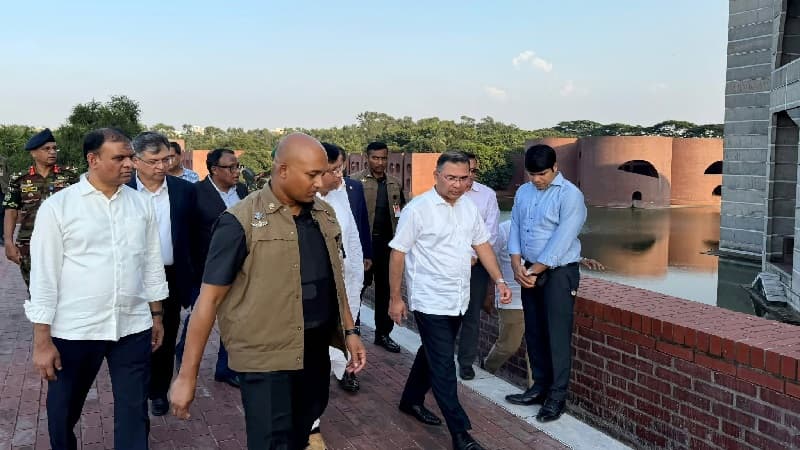 সংসদ ভবন এলাকা ঘুরে দেখলেন প্রধানমন্ত্রী, পরিচ্ছন্নতা ও সংস্কারের নির্দেশ