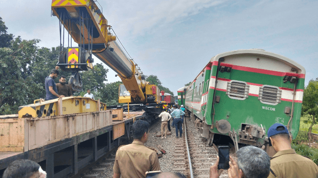 টাঙ্গাইলে সাড়ে ৩ ঘণ্টা পর লাইনচ্যুত বগি উদ্ধার শুরু টাঙ্গাইলে সাড়ে ৩ ঘণ্টা পর লাইনচ্যুত বগি উদ্ধার শুরু