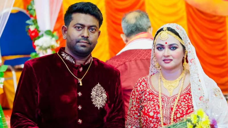 বিয়েতে ৫০ ভরি স্বর্ণ উপহার পেয়েছি: সংগীতশিল্পী পর্ণা বিয়েতে ৫০ ভরি স্বর্ণ উপহার পেয়েছি: সংগীতশিল্পী পর্ণা