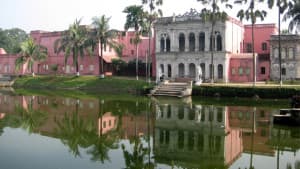ঢাকা থেকে একদিনেই ঘুরে আসতে পারেন ‘লোক ও কারুশিল্প জাদুঘর’ ছবিতে ঢাকা থেকে একদিনেই ঘুরে আসতে পারেন ‘লোক ও কারুশিল্প জাদুঘর’ সংক্রান্ত দৃশ্য