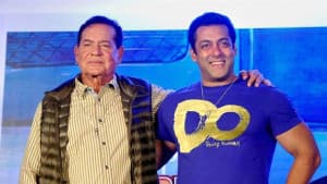 বাবার ৯১তম জন্মদিনে সালমান খানের আবেগঘন শুভেচ্ছা ছবিতে বাবার ৯১তম জন্মদিনে সালমান খানের আবেগঘন শুভেচ্ছা সংক্রান্ত দৃশ্য