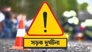 সাতসকালে রাজধানীর সড়কে প্রাণ গেল দুই নারীর ছবিতে সাতসকালে রাজধানীর সড়কে প্রাণ গেল দুই নারীর সংক্রান্ত দৃশ্য