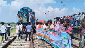 উদ্বোধনের ২ বছরেও চালু হয়নি রেলস্টেশন, ২৪ ঘণ্টার আলটিমেটাম ছবিতে উদ্বোধনের ২ বছরেও চালু হয়নি রেলস্টেশন, ২৪ ঘণ্টার আলটিমেটাম সংক্রান্ত দৃশ্য