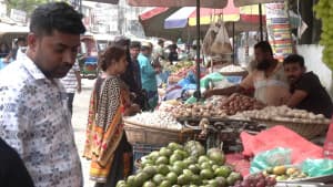 মূল্যস্ফীতির চাপে মিলছে না আয়-ব্যয়ের হিসাব, ছোট হচ্ছে বাজারের ফর্দ ছবিতে মূল্যস্ফীতির চাপে মিলছে না আয়-ব্যয়ের হিসাব, ছোট হচ্ছে বাজারের ফর্দ সংক্রান্ত দৃশ্য