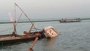 জেলেদের ধাওয়া করতে গিয়ে ডুবলো নৌ পুলিশের স্পিডবোট, নিখোঁজ শটগান ছবিতে জেলেদের ধাওয়া করতে গিয়ে ডুবলো নৌ পুলিশের স্পিডবোট, নিখোঁজ শটগান সংক্রান্ত দৃশ্য