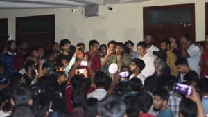 পদত্যাগ না করা পর্যন্ত উপাচার্য ড. শরীফুলকে অবরুদ্ধ রাখার ঘোষণা শিক্ষার্থীদের ছবিতে পদত্যাগ না করা পর্যন্ত উপাচার্য ড. শরীফুলকে অবরুদ্ধ রাখার ঘোষণা শিক্ষার্থীদের সংক্রান্ত দৃশ্য