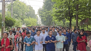 বেতন আটকে দেয়ায় চুয়েট ক্যাম্পাসে দিনভর উত্তেজনা ছবিতে বেতন আটকে দেয়ায় চুয়েট ক্যাম্পাসে দিনভর উত্তেজনা সংক্রান্ত দৃশ্য