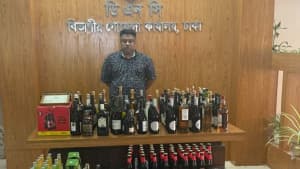 গভীর রাতে সেভেনটি এইট রেস্টহাউজে অভিযান, অবৈধ বিদেশি মদ জব্দ ছবিতে গভীর রাতে সেভেনটি এইট রেস্টহাউজে অভিযান, অবৈধ বিদেশি মদ জব্দ সংক্রান্ত দৃশ্য
