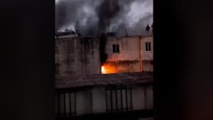 চকবাজারের আগুন নিয়ন্ত্রণে ফায়ার সার্ভিসের ১০ ইউনিট ছবিতে চকবাজারের আগুন নিয়ন্ত্রণে ফায়ার সার্ভিসের ১০ ইউনিট সংক্রান্ত দৃশ্য