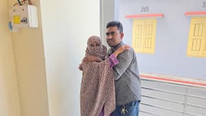 অবশেষে বৃদ্ধা মায়ের দায়িত্ব নিলেন সেই ছেলে, চাইলেন ক্ষমা ছবিতে অবশেষে বৃদ্ধা মায়ের দায়িত্ব নিলেন সেই ছেলে, চাইলেন ক্ষমা সংক্রান্ত দৃশ্য