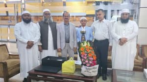 বিমানবন্দরে বিশ্বজয়ী হাফেজ ইহতেশামকে সংবর্ধনা ছবিতে বিমানবন্দরে বিশ্বজয়ী হাফেজ ইহতেশামকে সংবর্ধনা সংক্রান্ত দৃশ্য