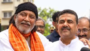 ক্যাবিনেট মন্ত্রীর মর্যাদায় পশ্চিমবঙ্গ সরকারের উপদেষ্টা মিঠুন চক্রবর্তী ছবিতে ক্যাবিনেট মন্ত্রীর মর্যাদায় পশ্চিমবঙ্গ সরকারের উপদেষ্টা মিঠুন চক্রবর্তী সংক্রান্ত দৃশ্য