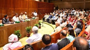 চাঁদাবাজদের বিরুদ্ধে ব্যবস্থা নিতে কঠোর নির্দেশ প্রধানমন্ত্রীর ছবিতে চাঁদাবাজদের বিরুদ্ধে ব্যবস্থা নিতে কঠোর নির্দেশ প্রধানমন্ত্রীর সংক্রান্ত দৃশ্য