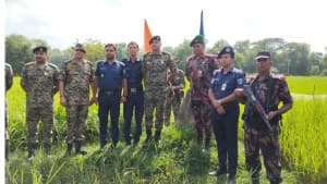১৪ ঘণ্টা পর দুই বাংলাদেশি পুলিশ সদস্যকে ফেরত দিলো বিএসএফ ছবিতে ১৪ ঘণ্টা পর দুই বাংলাদেশি পুলিশ সদস্যকে ফেরত দিলো বিএসএফ সংক্রান্ত দৃশ্য