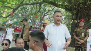 নিজ কলেজে প্রধানমন্ত্রী: শিক্ষার্থীদের কাছে রাখলেন দুই আবেদন ছবিতে নিজ কলেজে প্রধানমন্ত্রী: শিক্ষার্থীদের কাছে রাখলেন দুই আবেদন সংক্রান্ত দৃশ্য