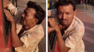 চলন্ত ট্রেনে মোবাইল ছিনতাইয়ের চেষ্টা, চোরকে ঝুলিয়ে রাখলেন যাত্রীরা! ছবিতে চলন্ত ট্রেনে মোবাইল ছিনতাইয়ের চেষ্টা, চোরকে ঝুলিয়ে রাখলেন যাত্রীরা! সংক্রান্ত দৃশ্য