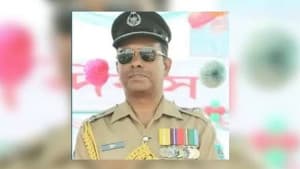 অতিরিক্ত ডিআইজি টুটুল বরখাস্ত ছবিতে অতিরিক্ত ডিআইজি টুটুল বরখাস্ত সংক্রান্ত দৃশ্য