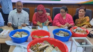 পাগলা মসজিদে ৬ বছর ধরে জমা পড়া স্বর্ণালঙ্কারের ওজন মাপছে প্রশাসন ছবিতে পাগলা মসজিদে ৬ বছর ধরে জমা পড়া স্বর্ণালঙ্কারের ওজন মাপছে প্রশাসন সংক্রান্ত দৃশ্য
