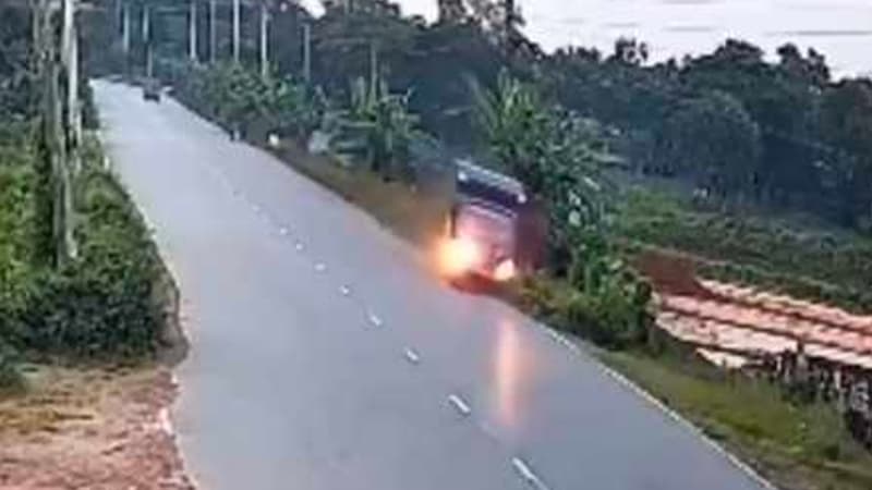 মায়ের পেছনে হাঁটছিল দুই বোন, কাভার্ড ভ্যানের চাপায় গেল প্রাণ মায়ের পেছনে হাঁটছিল দুই বোন, কাভার্ড ভ্যানের চাপায় গেল প্রাণ