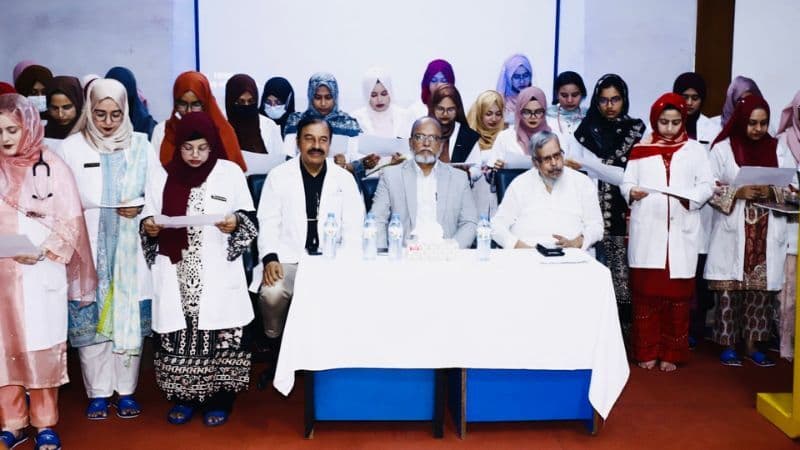 আদ-দীনে নবীন ইন্টার্ন চিকিৎসকদের শপথগ্রহণ আদ-দীনে নবীন ইন্টার্ন চিকিৎসকদের শপথগ্রহণ