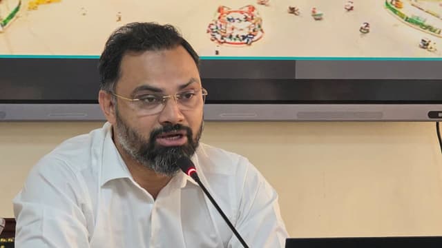 চাঁদা তুলে গ্রামবাসীদের খেলার মাঠ ক্রয়, আমিনুলের পক্ষ থেকে আরও জমি উপহারের সিদ্ধান্ত চাঁদা তুলে গ্রামবাসীদের খেলার মাঠ ক্রয়, আমিনুলের পক্ষ থেকে আরও জমি উপহারের সিদ্ধান্ত