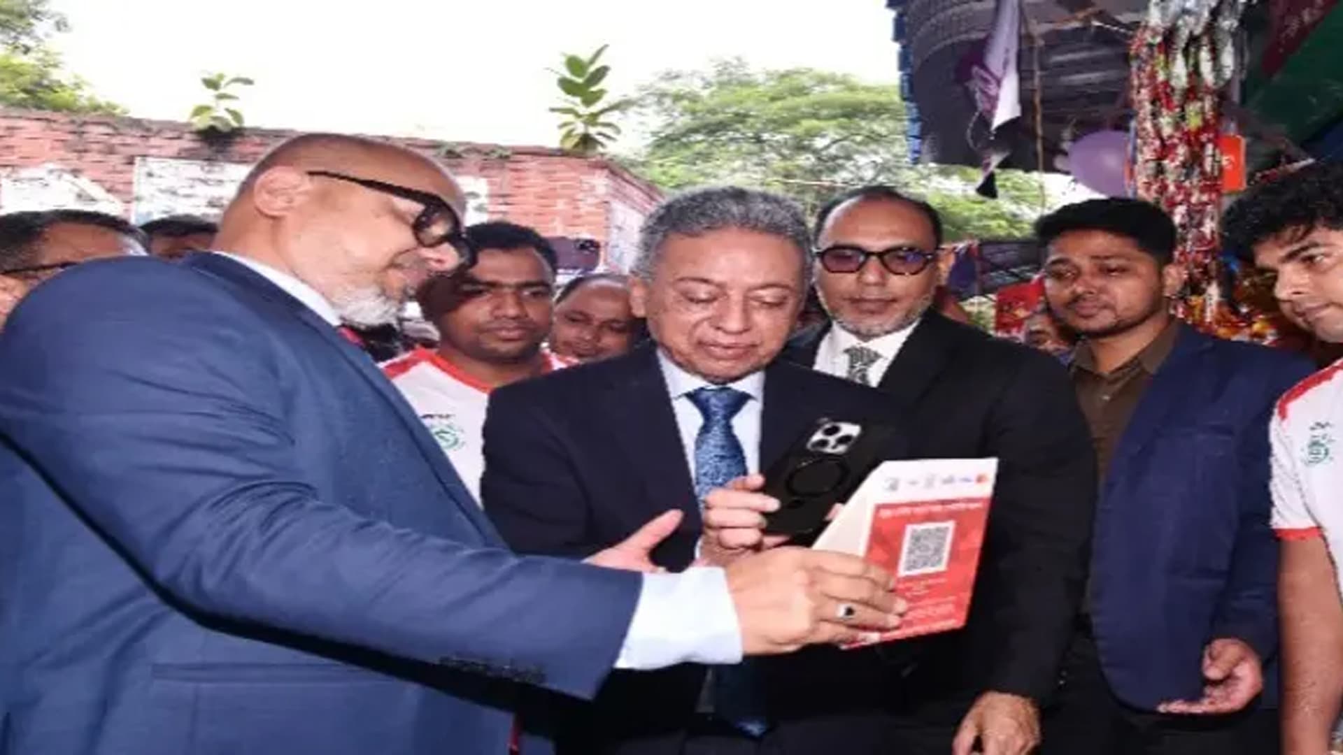 ‘বাংলা কিউআর’ কোডভিত্তিক লেনদেনে কোনো ফি নেই: অর্থমন্ত্রী ‘বাংলা কিউআর’ কোডভিত্তিক লেনদেনে কোনো ফি নেই: অর্থমন্ত্রী