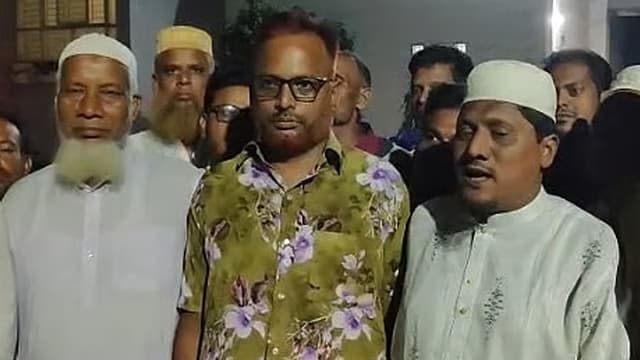 যুবলীগ নেতা সন্দেহে আটক ব্যক্তিকে ছাড়িয়ে নিলেন জামায়াত নেতারা যুবলীগ নেতা সন্দেহে আটক ব্যক্তিকে ছাড়িয়ে নিলেন জামায়াত নেতারা