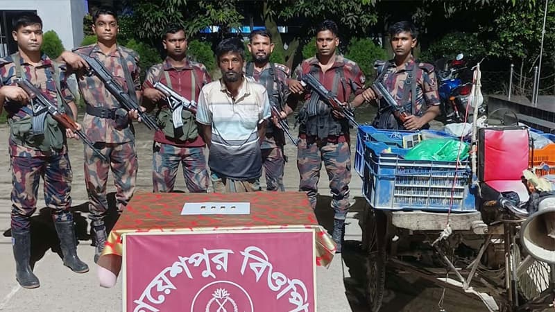 চুয়াডাঙ্গায় ৪টি স্বর্ণের বারসহ যুবক আটক চুয়াডাঙ্গায় ৪টি স্বর্ণের বারসহ যুবক আটক