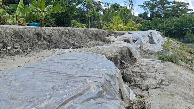 নির্মাণের ২ মাসেই ধসে পড়ল দেড় কোটি টাকার বেড়িবাঁধ নির্মাণের ২ মাসেই ধসে পড়ল দেড় কোটি টাকার বেড়িবাঁধ