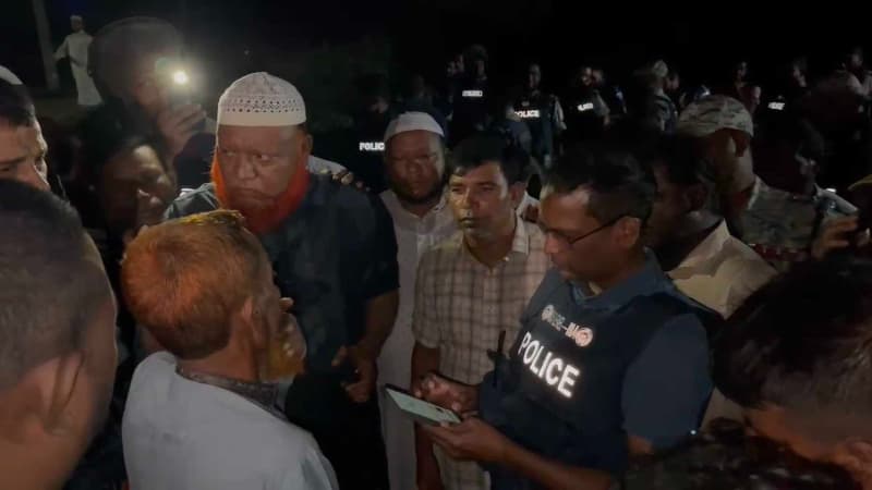 ঘাস কাটা নিয়ে টর্চ জ্বালিয়ে ঘণ্টাব্যাপী সংঘর্ষ ঘাস কাটা নিয়ে টর্চ জ্বালিয়ে ঘণ্টাব্যাপী সংঘর্ষ