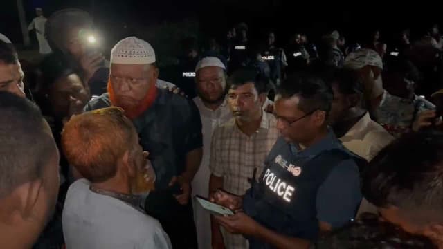 ঘাস কাটা নিয়ে টর্চ জ্বালিয়ে ঘণ্টাব্যাপী সংঘর্ষ ঘাস কাটা নিয়ে টর্চ জ্বালিয়ে ঘণ্টাব্যাপী সংঘর্ষ