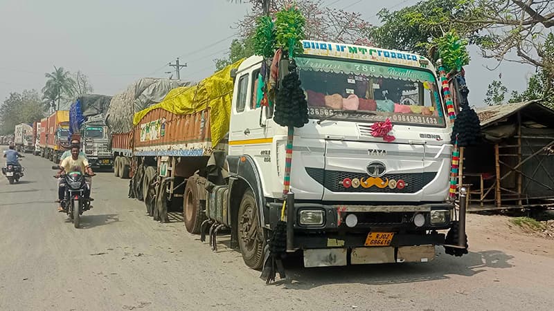 বেনাপোল-পেট্রাপোল বন্দরে টানা ৮ দিন আমদানি-রফতানি বন্ধ বেনাপোল-পেট্রাপোল বন্দরে টানা ৮ দিন আমদানি-রফতানি বন্ধ