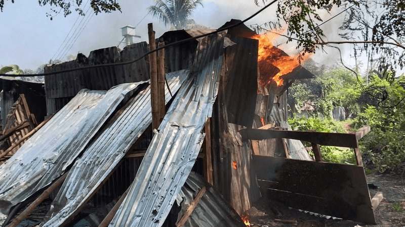 মাইকে ঘোষণা দিয়ে তৃতীয় লিঙ্গের পল্লীতে হামলা, পুড়ল ৭ বাড়ি মাইকে ঘোষণা দিয়ে তৃতীয় লিঙ্গের পল্লীতে হামলা, পুড়ল ৭ বাড়ি