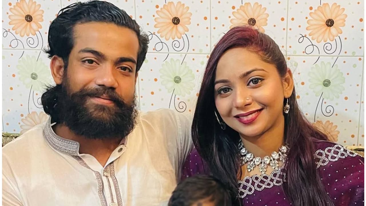 বাবাকে ভিডিওকলে রেখে স্বামীর নির্যাতন থেকে বাঁচার আকুতি, এরপরই বর্ষার মৃত্যু বাবাকে ভিডিওকলে রেখে স্বামীর নির্যাতন থেকে বাঁচার আকুতি, এরপরই বর্ষার মৃত্যু