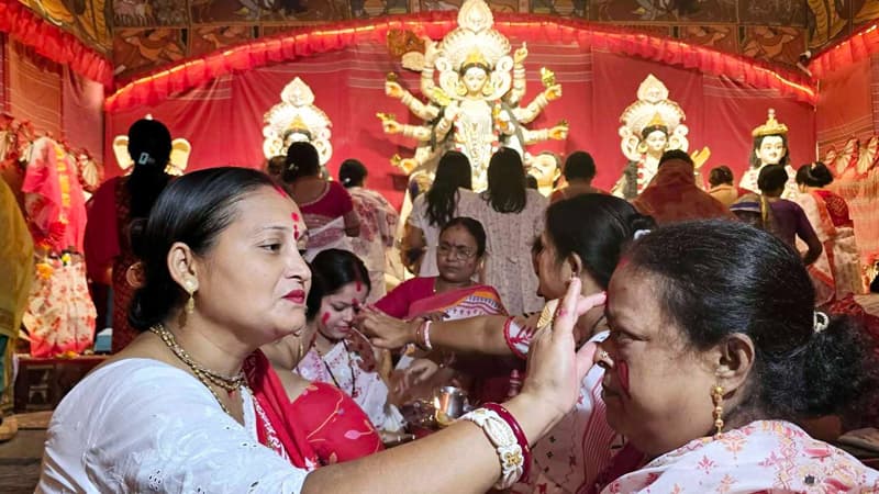 ব্রাহ্মণবাড়িয়ায় সিঁদুর খেলায় মাতোয়ারা নারীরা ব্রাহ্মণবাড়িয়ায় সিঁদুর খেলায় মাতোয়ারা নারীরা