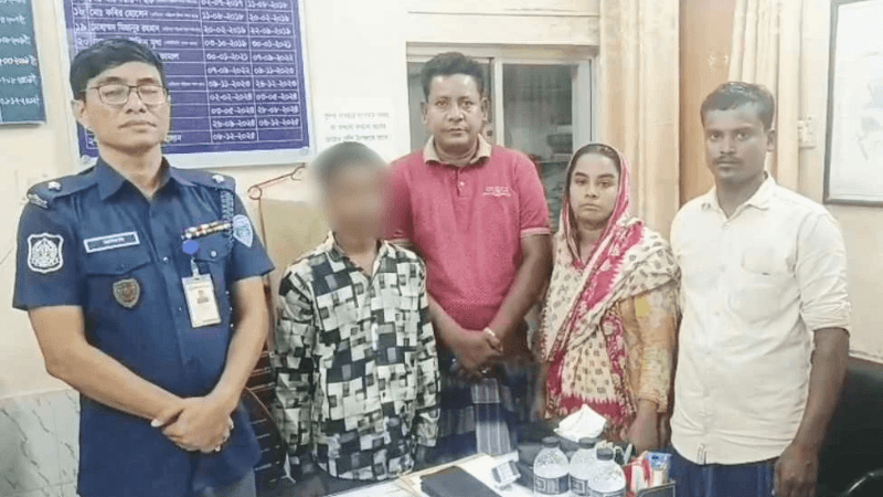 মোবাইল কিনে না দেয়ায় বাড়িছাড়া শিশু, ১৪ দিন পর উদ্ধার মোবাইল কিনে না দেয়ায় বাড়িছাড়া শিশু, ১৪ দিন পর উদ্ধার