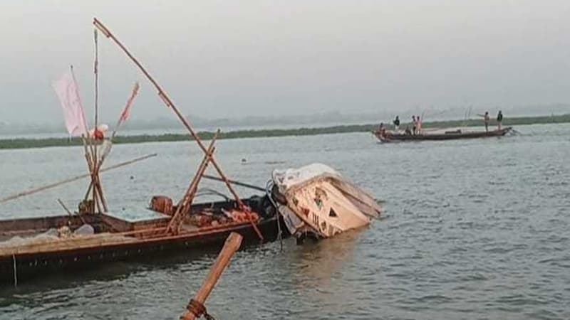 জেলেদের ধাওয়া করতে গিয়ে ডুবলো নৌ পুলিশের স্পিডবোট, নিখোঁজ শটগান জেলেদের ধাওয়া করতে গিয়ে ডুবলো নৌ পুলিশের স্পিডবোট, নিখোঁজ শটগান