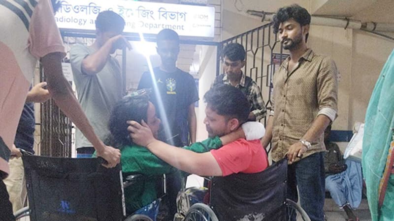 ‘আর ১০ মিনিট সময় পেলে আমার স্ত্রীও নামতে পারত’ ‘আর ১০ মিনিট সময় পেলে আমার স্ত্রীও নামতে পারত’