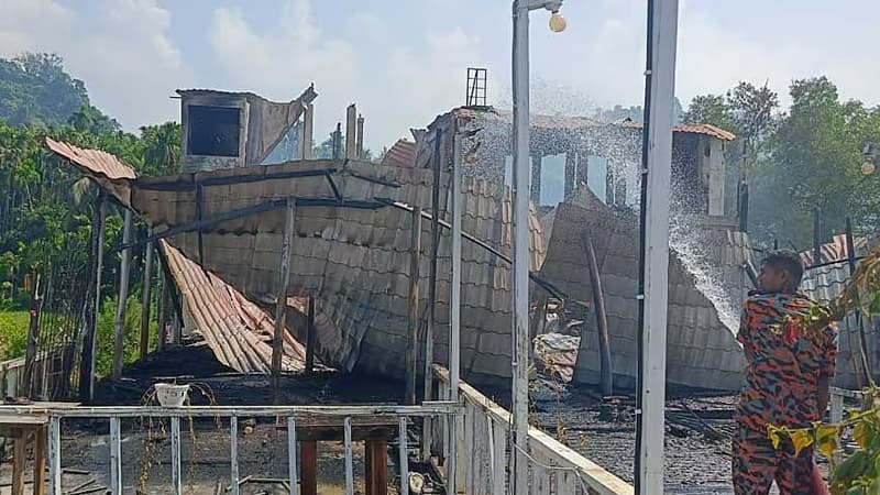 আগুনে শেষ পরিবারের ৬ জন, লাফিয়ে বাঁচলেন আশিক আগুনে শেষ পরিবারের ৬ জন, লাফিয়ে বাঁচলেন আশিক