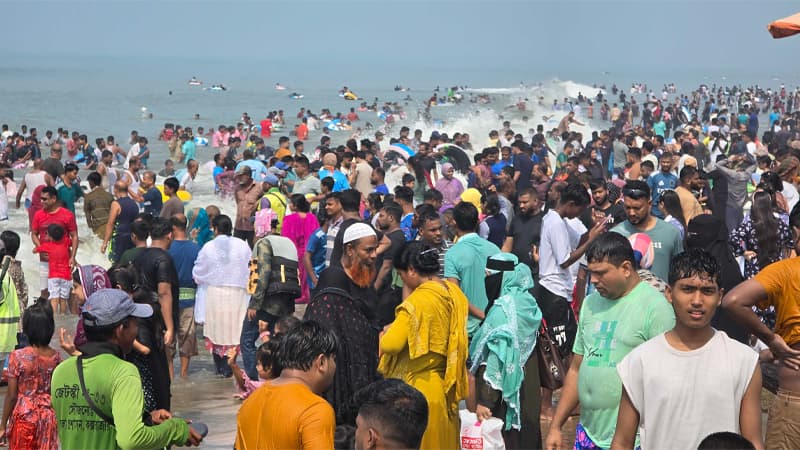 টানা ছুটিতে পর্যটকের ঢল, মেতেছেন নোনাজলে টানা ছুটিতে পর্যটকের ঢল, মেতেছেন নোনাজলে
