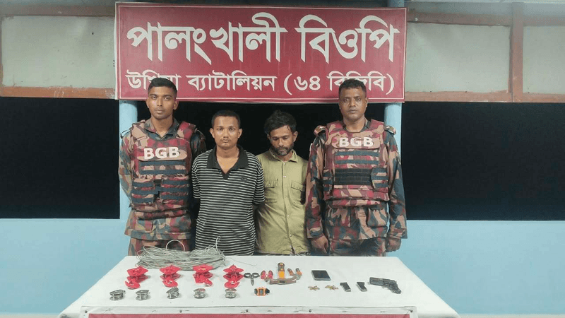 নাফ নদীতে কাঠের সাবমেরিনে ইয়াবা পাচার, অস্ত্রসহ আটক ৩ নাফ নদীতে কাঠের সাবমেরিনে ইয়াবা পাচার, অস্ত্রসহ আটক ৩