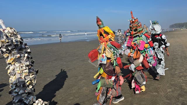 ভয়াবহ দূষণে কক্সবাজার সমুদ্রসৈকত, হঠাৎ হাজির ‘বর্জ্যদানব’ ভয়াবহ দূষণে কক্সবাজার সমুদ্রসৈকত, হঠাৎ হাজির ‘বর্জ্যদানব’